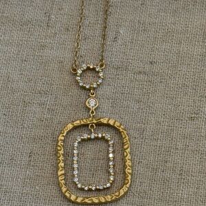Elegant Gold Pendant Necklace